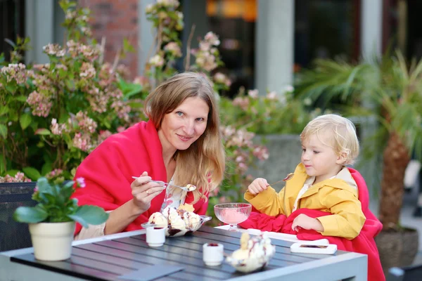 Anne ve kız açık havada Café — Stok fotoğraf