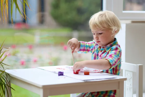 Menina desenho com escova dentro de casa — Fotografia de Stock