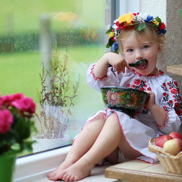 Menina ucraniana bonito comer a partir de prato tradicional — Fotografia de Stock