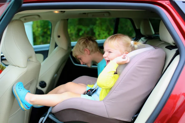 Bratr a sestra sedí bezpečně v autě — Stock fotografie