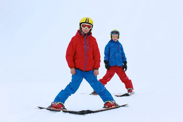 Два мальчика веселятся на горнолыжном курорте — стоковое фото