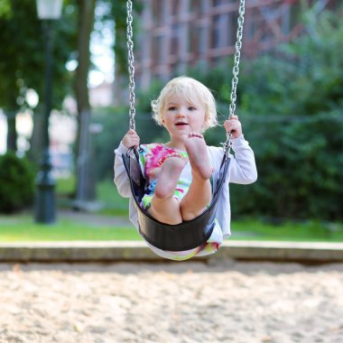 Bahçesi sallanan küçük kız