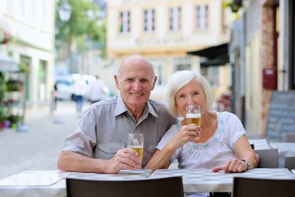 Casal sênior relaxante no café ao ar livre — Fotografia de Stock