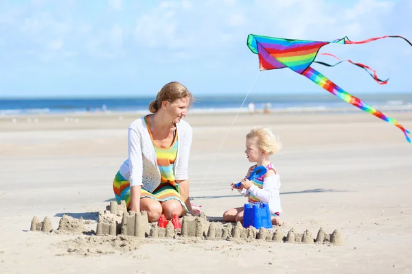 Matka i córka bawią się na plaży — Zdjęcie stockowe