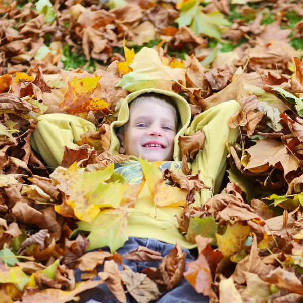 秋の公園で幸せな学校男の子 — Stockfoto