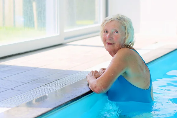 健康高级的女人在游泳池里 — 图库照片