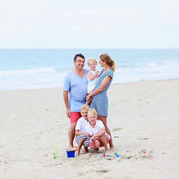 Fünfköpfige Familie amüsiert sich am Strand — Stockfoto