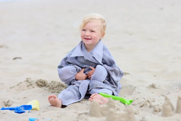 Dziewczynka szczęśliwy, budowanie zamków z piasku na plaży — Zdjęcie stockowe