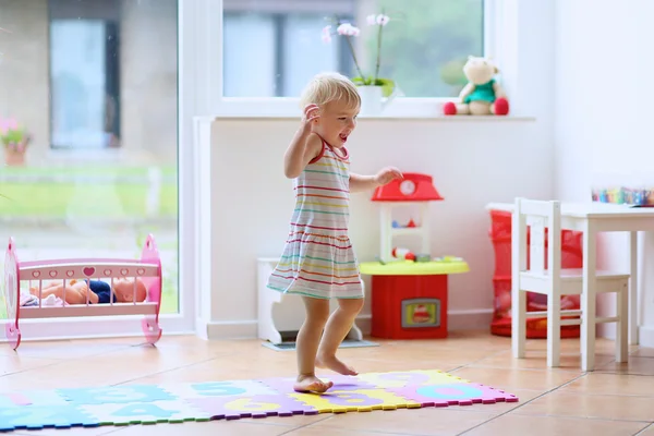 Kleines Mädchen tanzt im Zimmer — Stockfoto