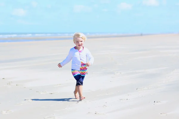 Niña feliz jugando en la playa —  Fotos de Stock