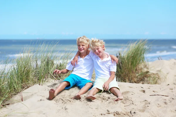 在海滩上玩的两个兄弟 — 图库照片