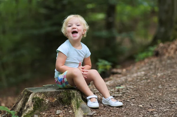 Legrační batole dívka hraje v lese — Stock fotografie