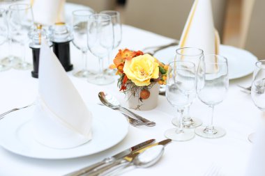 restoranda olay kutlama masa ayarla