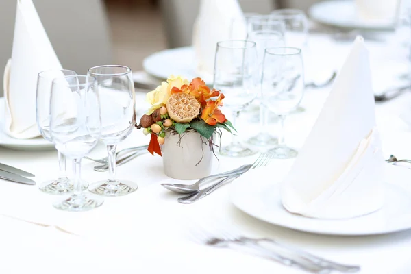 Tisch im Restaurant für die Feier gedeckt — Stockfoto