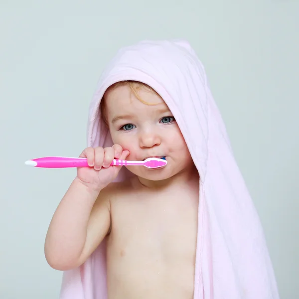 Litet barn borsta hennes tänder — Stockfoto