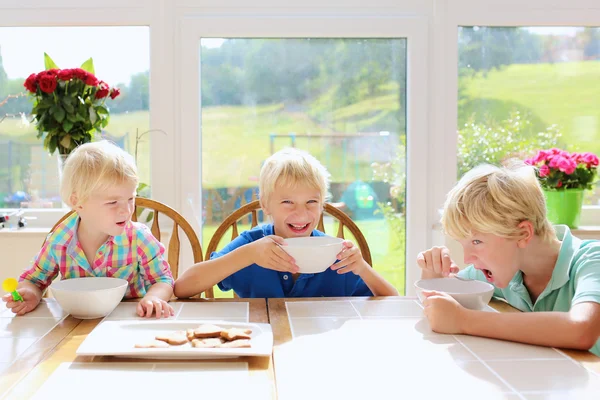 Дети завтракают на кухне — стоковое фото