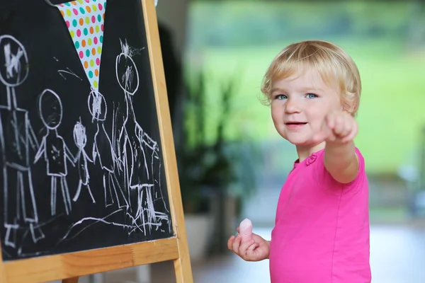 Niña preescolar dibujando en tablero negro — Foto de Stock
