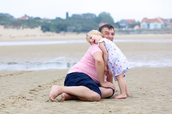 Ojciec z córką trochę gra na plaży — Zdjęcie stockowe