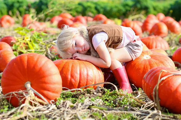 Toddler girl playing at Halloween pumpkin patch — Stock Photo, Image