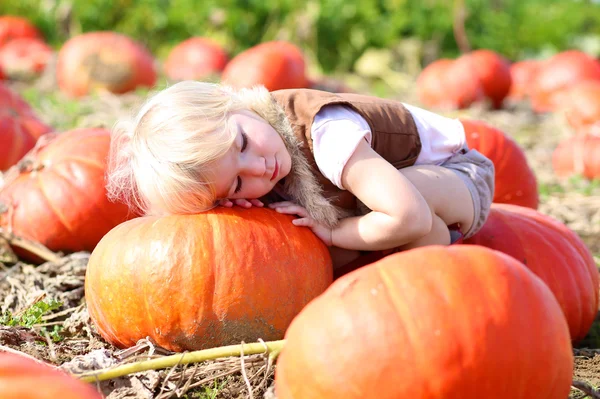 Toddler girl playing at Halloween pumpkin patch — Stock Photo, Image