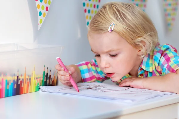 Schattig peuter meisje tekenen op papier — Stockfoto