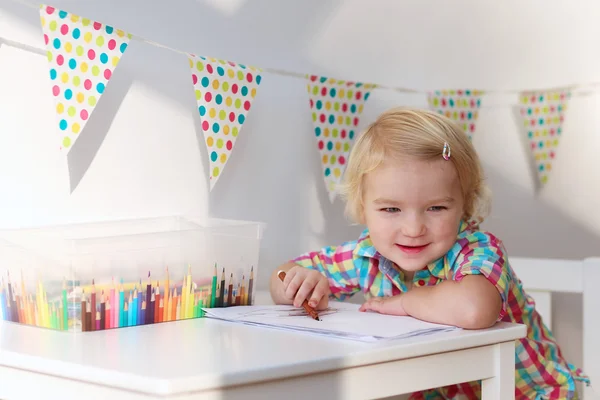 Schattig peuter meisje tekenen op papier — Stockfoto