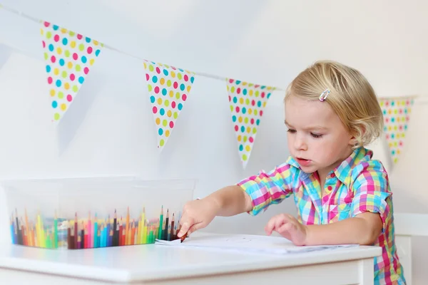 Söt förskolebarn flicka ritning på papper — Stockfoto