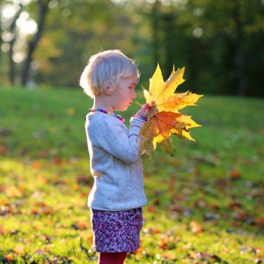 sonbahar parkta oynarken küçük kız