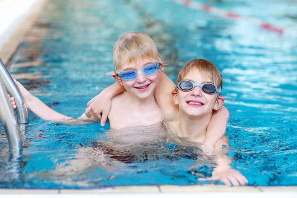 Dois irmãos se divertindo na piscina — Fotografia de Stock