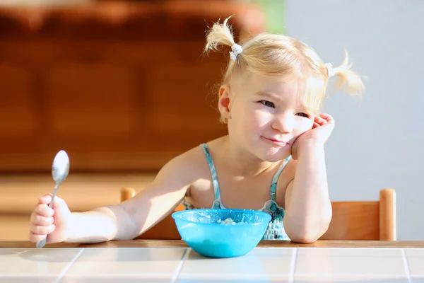 幼儿女孩早餐吃燕麦粥 — 图库照片