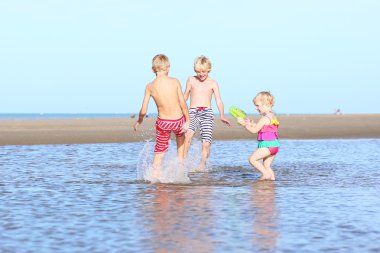 mutlu çocuklar kumsalda oynarken