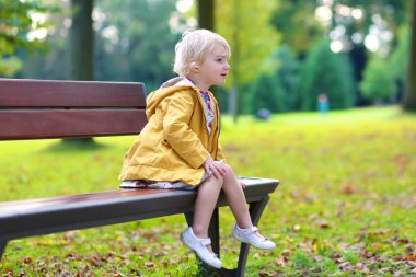 Parkta oynayan küçük kız.