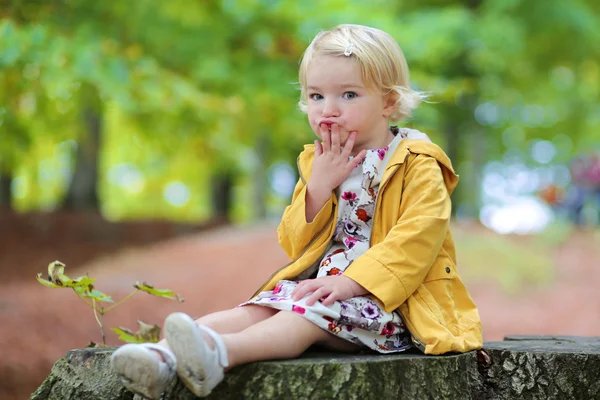 Klein meisje spelen in het park — Stockfoto