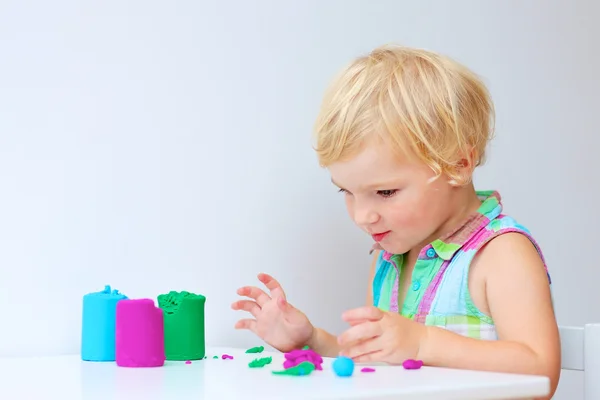Toddler dziewczynka tworzenie pomieszczeniu — Zdjęcie stockowe