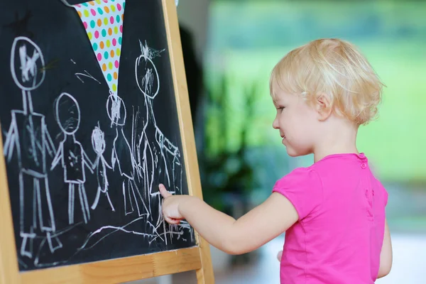 Niña dibujando en tablero negro — Foto de Stock