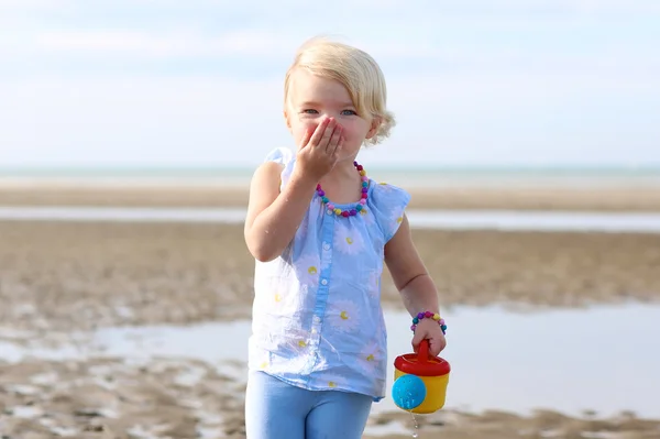 Szczęśliwa dziewczynka bawiąca się na plaży — Zdjęcie stockowe