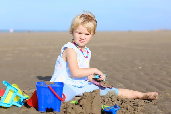 Ευτυχισμένο κοριτσάκι που παίζει στην παραλία — Φωτογραφία Αρχείου