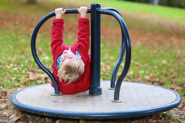 Little girl playing in autumn park — Stock Photo, Image