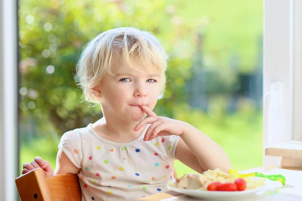 Kleines Mädchen isst Pasta zum Mittagessen — Stockfoto