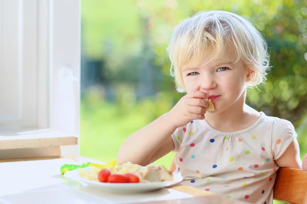 Девочка ест макароны на обед — стоковое фото
