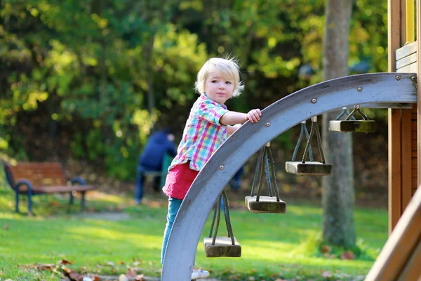 Kleinkind hat Spaß auf Spielplatz — Stockfoto