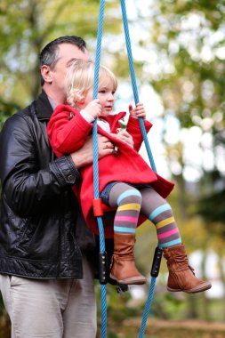 Baba ve kız parkta oynarken
