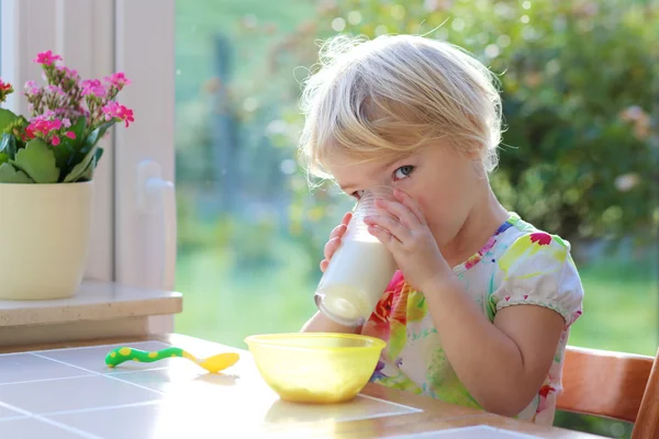 Peuter meisje ontbijten thuis — Stockfoto