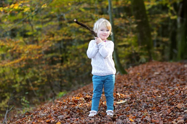 Preschooler dívka baví v lese — Stock fotografie