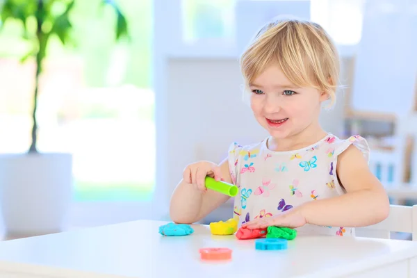 Menina da criança criando com massa de jogo — Fotografia de Stock