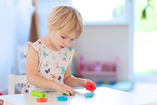Κορίτσι μικρό παιδί δημιουργώντας με ζύμη παιχνίδι — Φωτογραφία Αρχείου