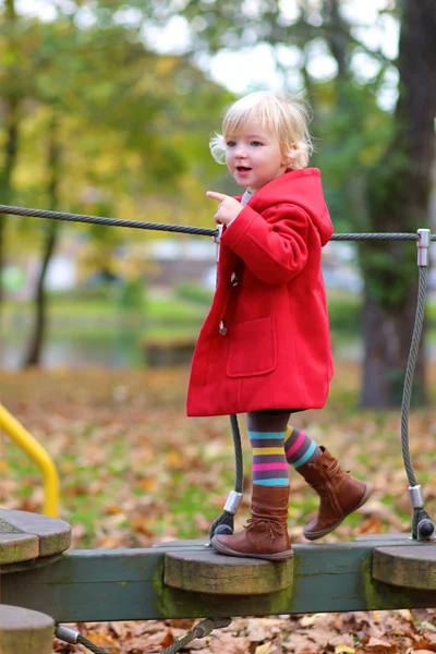 Lilla flickan har roligt på lekplatsen — Stockfoto