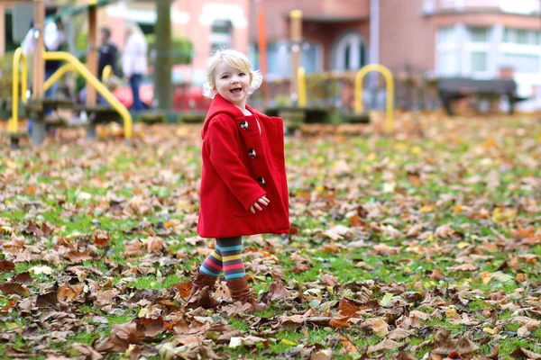 Niña jugando en el parque de otoño — Foto de Stock