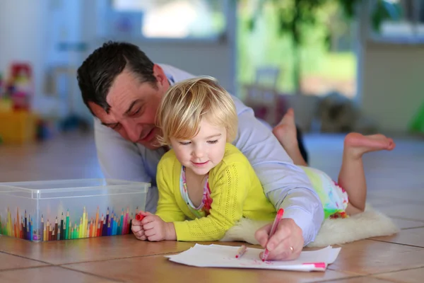 Father and daughter drawing at home — Stock Photo, Image