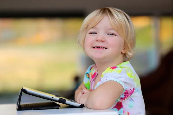 Kleines Mädchen spielt mit Tablet-PC — Stockfoto